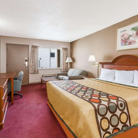 Super 8 By Wyndham Greensboro Dış mekan fotoğraf