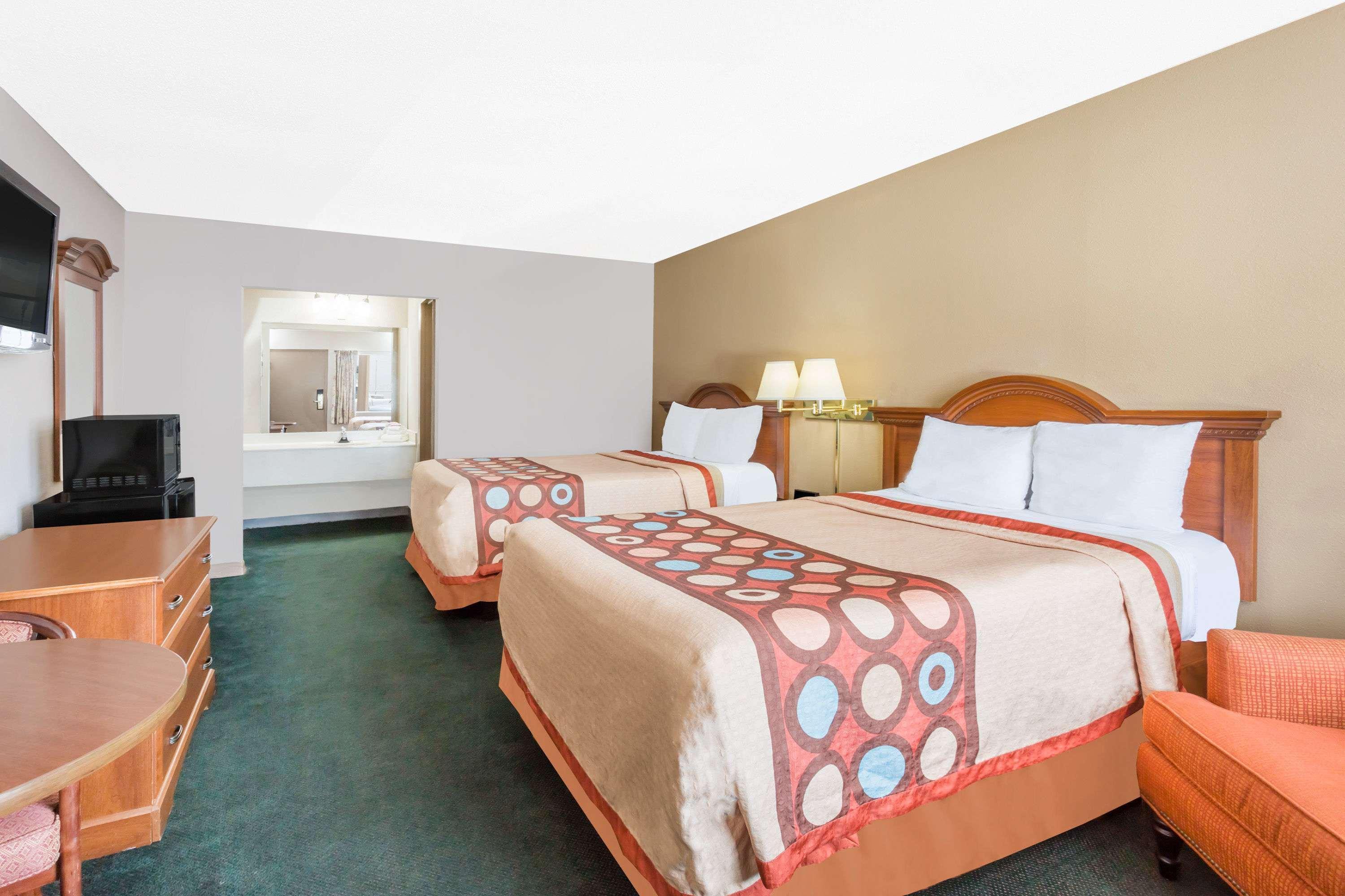 Super 8 By Wyndham Greensboro Dış mekan fotoğraf